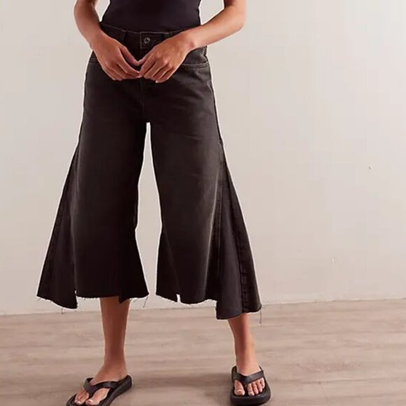 #70 NWT Free People Ripple Wide-Leg Crop Jeans in Fade To Black - Picture 1 of 9